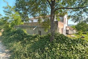 Rustico da ristrutturare tra teodorano e piandispi