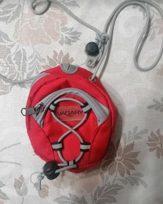 Borsello rosso Varary con foro per cuffie