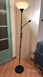 Lampada da terra con doppia illuminazione