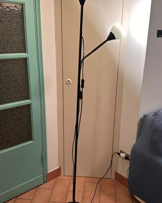 Lampada da terra con doppia illuminazione