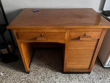 Scrivania di legno vintage