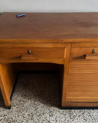 Scrivania di legno vintage