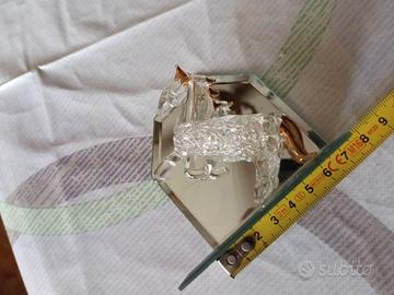 Cavallino in plastica su supporto in vetro