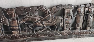 Oggetto etnico da appendere in legno