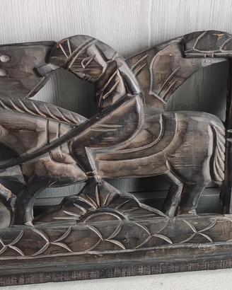 Oggetto etnico da appendere in legno