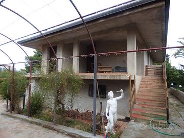 Panoramica villetta con giardino piantumato V/118