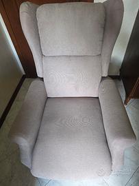 Poltrona relax con alzapersona color tortora