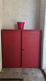 Mobile rosso da esterno con chiave