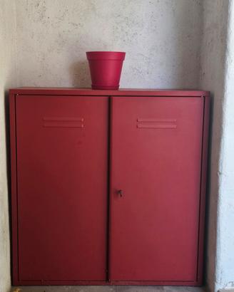 Mobile rosso da esterno con chiave