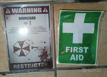 Targa in metallo e bandiere