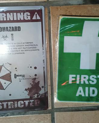 Targa in metallo e bandiere