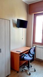 Camera singola luminosa in appartamento ristrut
