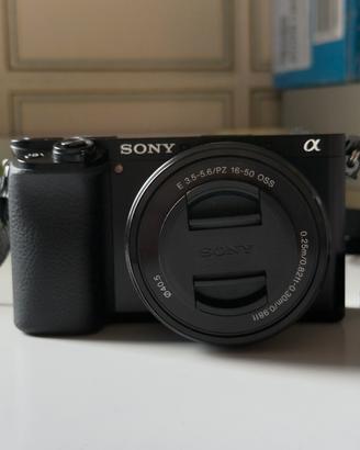 Sony Alpha 6100 con obiettivo 16-50