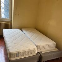 letti singoli con doghe in legno e materassi
