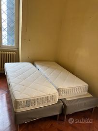 letti singoli con doghe in legno e materassi