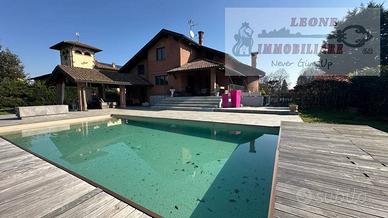 Villa di 350 m² con più di 5 locali e posto auto a