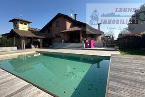 Villa di 350 m² con più di 5 locali e posto auto a