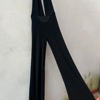 Abito con pantalone a zampa scollato sulla schiena