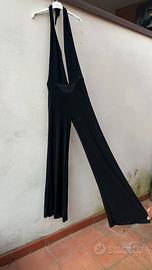 Abito con pantalone a zampa scollato sulla schiena