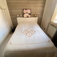 Copriletto in lino ricamato