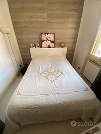 Copriletto in lino ricamato