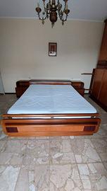 Letto matrimoniale in legno stile classico