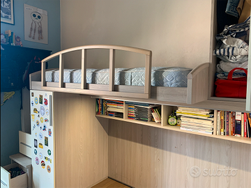 Letto a castello e struttura cassetti/armadio