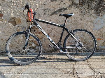 bicicletta mountain bike 