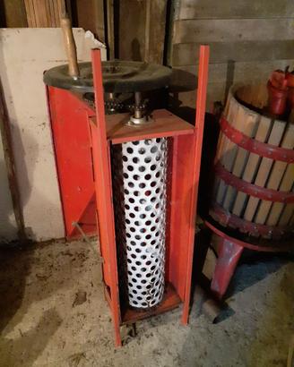 Pigiatrice manuale per uva