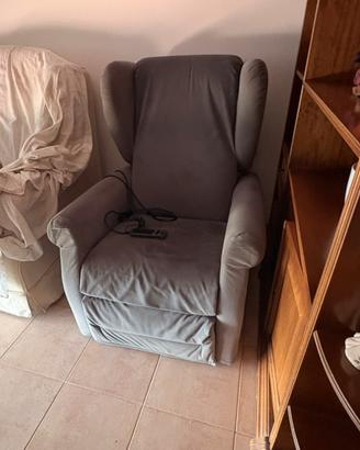 Poltrona motorizzata tenuta come nuova.