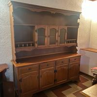 Credenza antica con vetrine