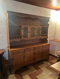 Credenza antica con vetrine