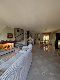 VILLA A SCHIERA A CORIANO