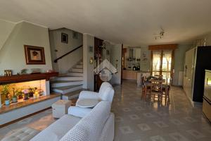 VILLA A SCHIERA A CORIANO