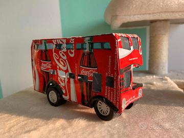 Modellino bus inglese fatto in lattine coca cola