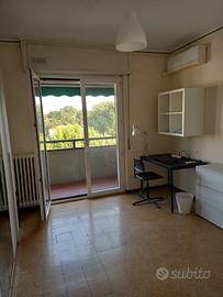 Camere singole con balcone e condizionatore