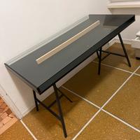 Scrivania con vetrinetta