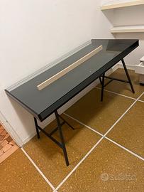 Scrivania con vetrinetta