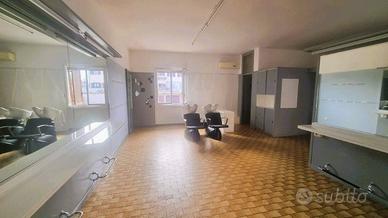 Palazzo P. Negozio-appartamento di 100mq. con box