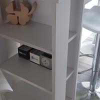 tavolinetto bianco con sgabelli