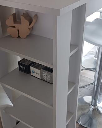 tavolinetto bianco con sgabelli