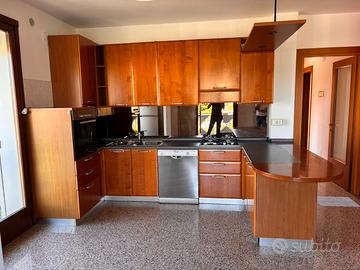 Cucina con elettrodomestici
