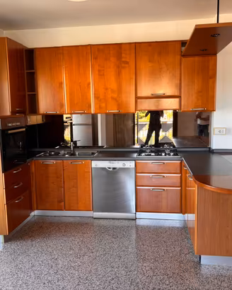 Cucina con elettrodomestici