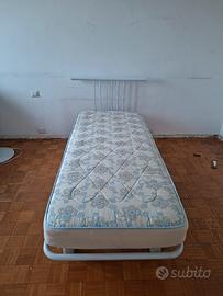Due letti singoli e materassi e ventilatore 