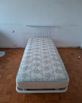 Due letti singoli e materassi e ventilatore 