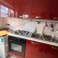 Cucina completa con frigorifero