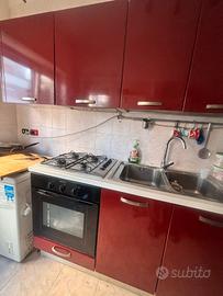 Cucina completa con frigorifero