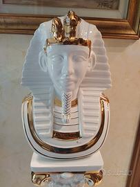 statua egizia con testa faraone e colonna d'arredo