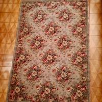 Tappeto a fiori con fondo grigio