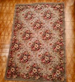 Tappeto a fiori con fondo grigio